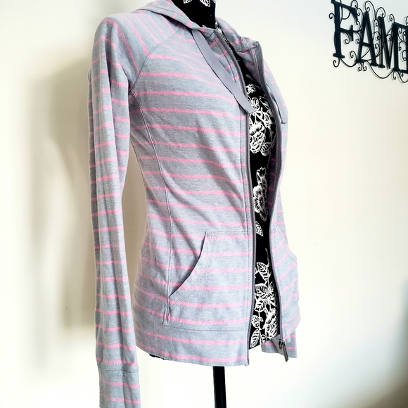 Under Armour zip up - Picture 11 of 13